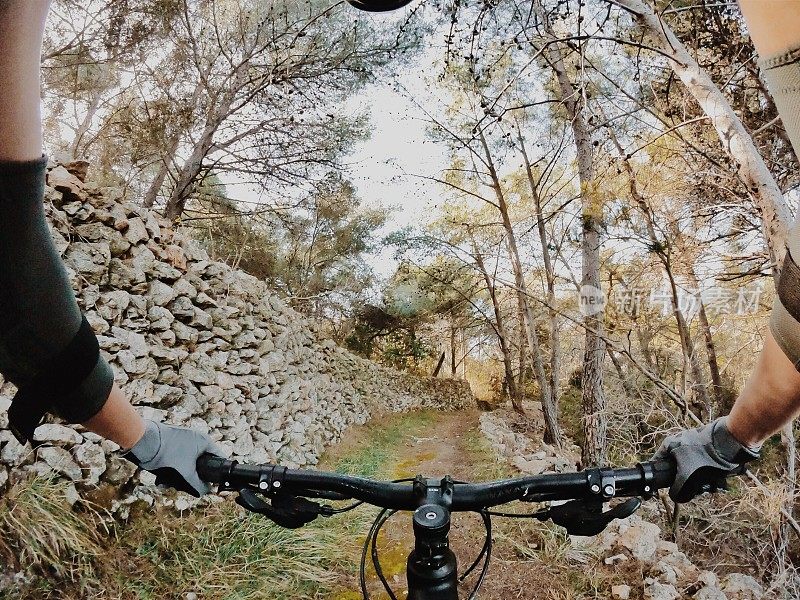 山地自行车女孩骑森林Lošinj /小径地中海夫妇